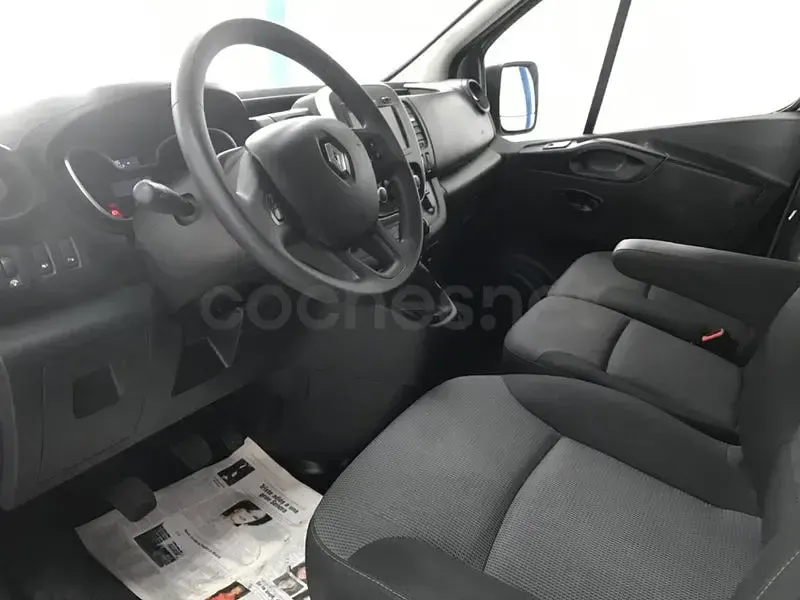 Usado Renault Trafic LIMITED 120 CV (88 kW) 2020 Gris / plata Monovolumen