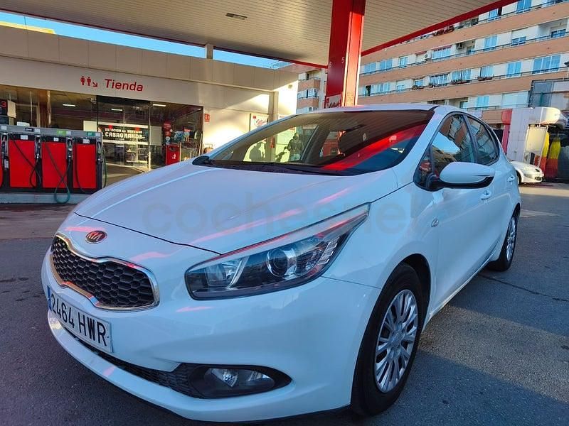 Usado Kia Ceed GT 90 HP (66 kW) 2014 Branco Sedan
