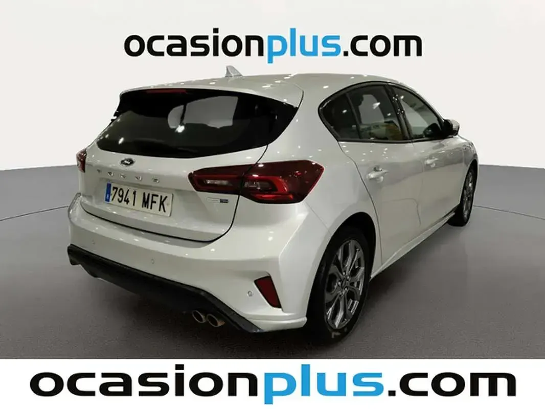 Usado Ford Focus ST-Line 125 CV (91 kW) 2023 Plateado Utilitario