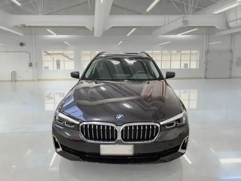 Usado BMW 530e Luxury Line 292 CV (214 kW) 2022 Gris / plata Familiar
