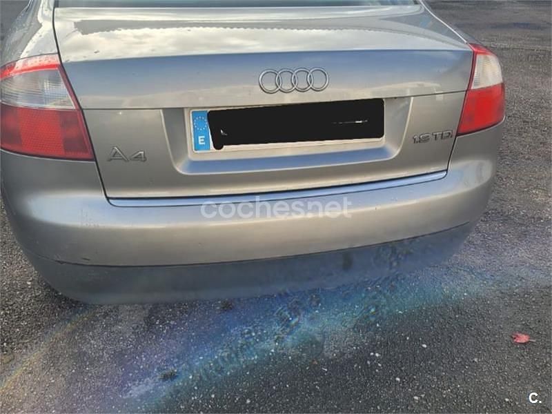 Usado Audi A4 130 CV (95 kW) 2002 Gris / plata Berlina