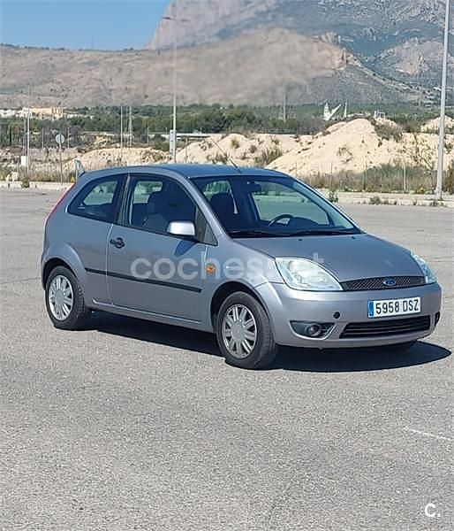 Usado Ford Fiesta Trend 90 CV (66 kW) 2005 Gris / plata Utilitario