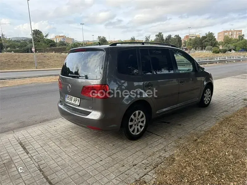 Usado VW Touran Advance 105 CV (77 kW) 2013 Gris / plata Monovolumen