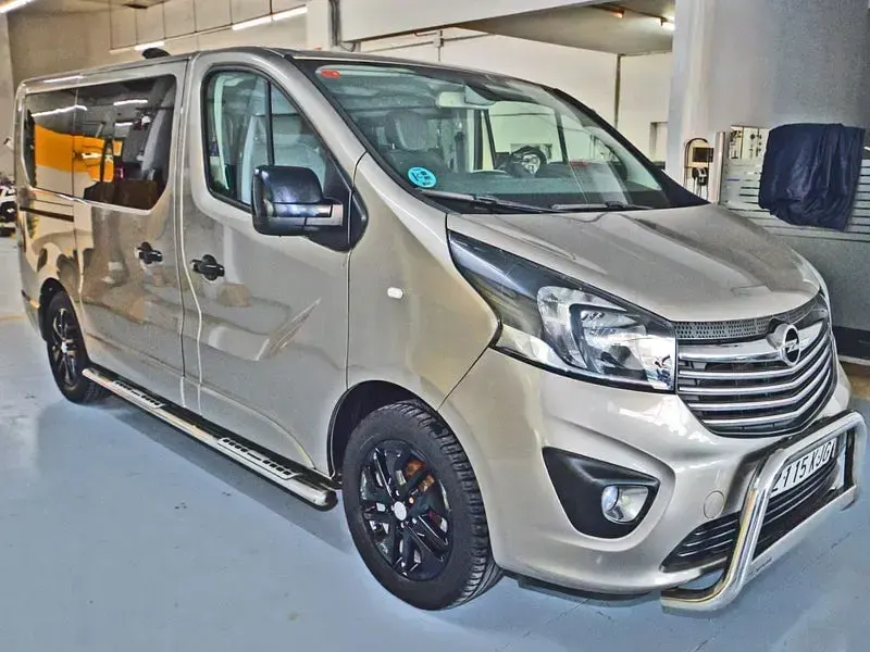Usado Opel Vivaro S 145 CV (106 kW) 2018 Marrón Monovolumen