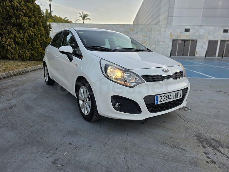 Usado Kia Rio 85 CV (62 kW) 2014 Blanco Berlina