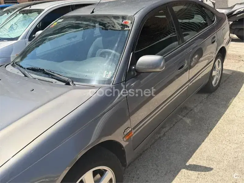 Usado Toyota Avensis Terra 110 CV (80 kW) 2002 Gris / plata Berlina