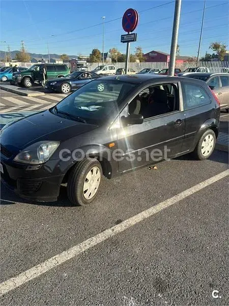 Usado Ford Fiesta Ambiente 70 CV (51 kW) 2008 Negro Utilitario