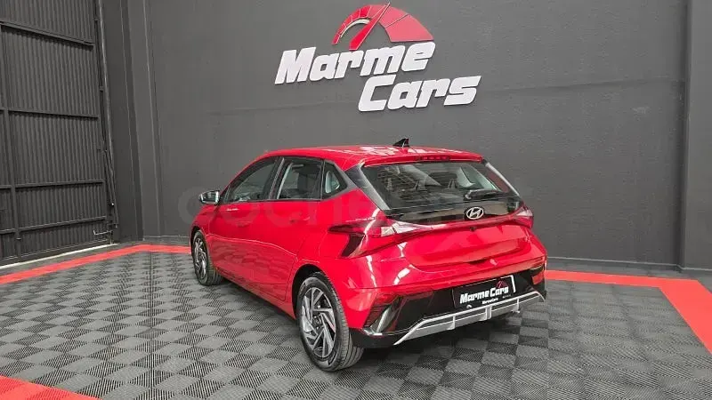 Usado Hyundai i20 100 CV (73 kW) 2024 Granate Utilitario