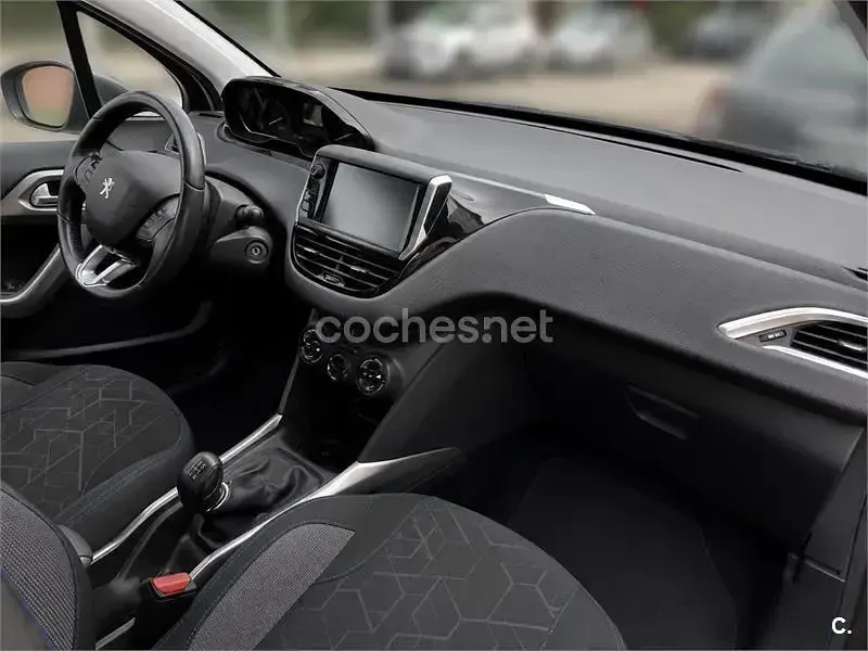 Usado Peugeot 2008 Style 82 CV (60 kW) 2018 Gris / plata SUV