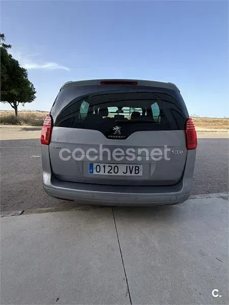 Usado Peugeot 5008 Style 120 CV (88 kW) 2016 Gris / plata Monovolumen