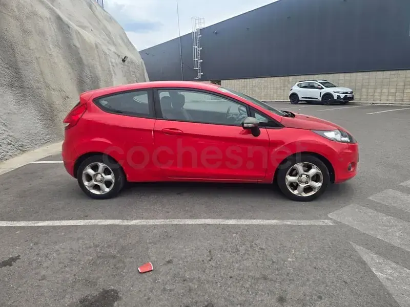 Usado Ford Fiesta Trend 68 CV (50 kW) 2010 Rojo Berlina