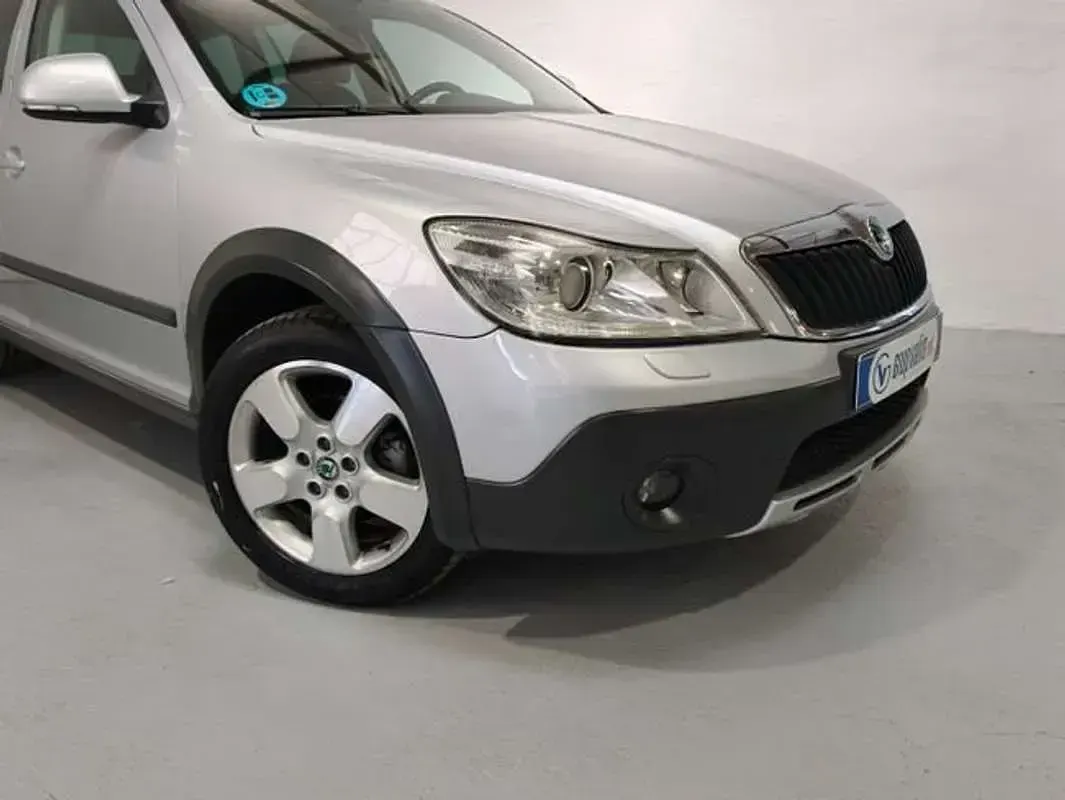 Usado Skoda Octavia 160 CV (117 kW) 2011 Plateado SUV