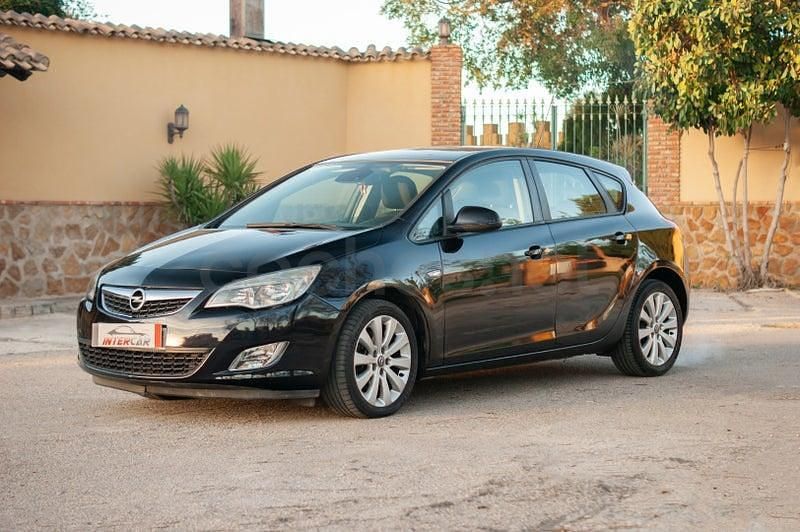Usado Opel Astra Enjoy 110 CV (80 kW) 2010 Negro Berlina