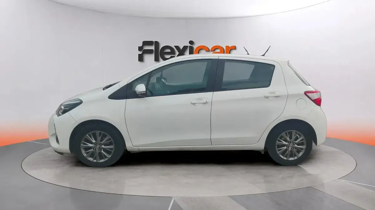 Usado Toyota Yaris Active 69 CV (50 kW) 2019 Beige Berlina