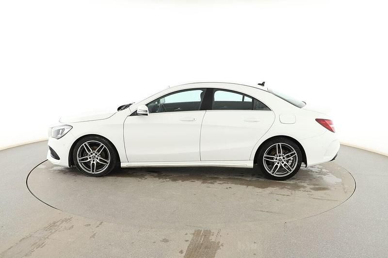 Usado Mercedes CLA200 AMG line 135 CV (99 kW) 2018 Blanco Berlina