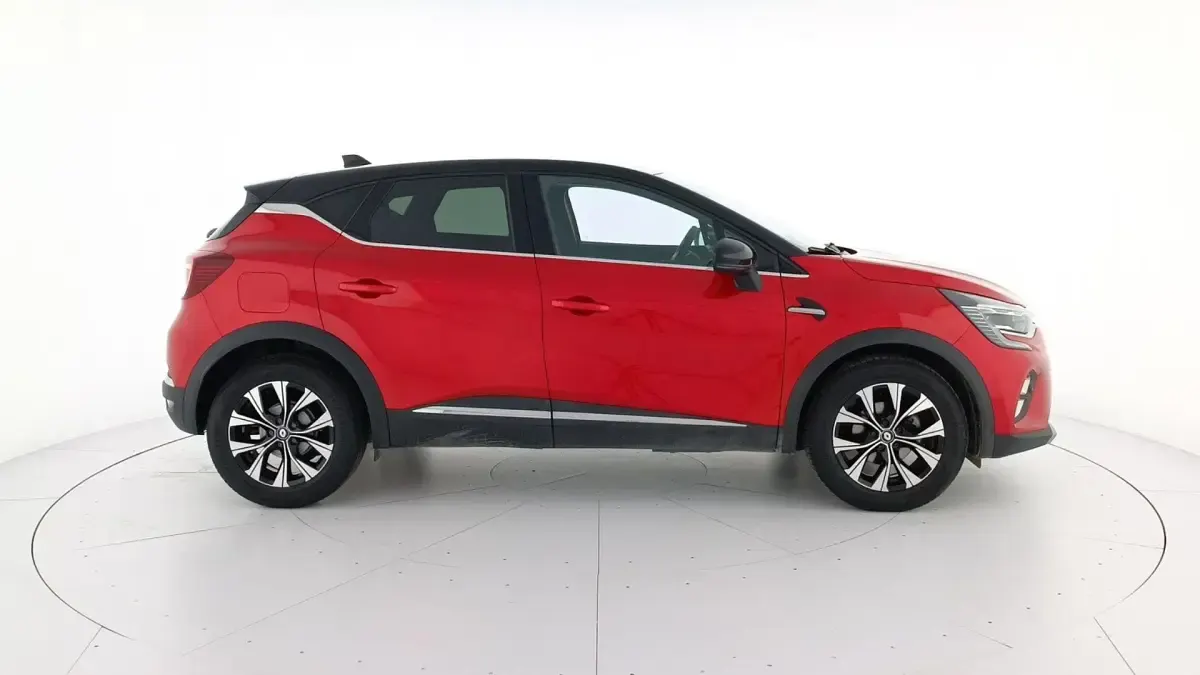 Usado Renault Captur Techno 91 CV (66 kW) 2023 Rojo deseo con techo negro SUV