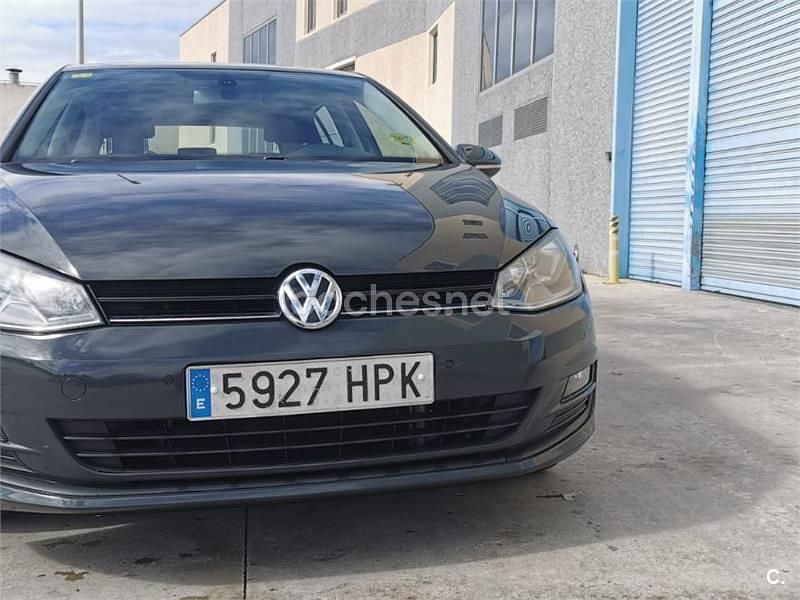 Usado VW Golf VII Advance 105 HP (77 kW) 2013 Cinzento Sedan