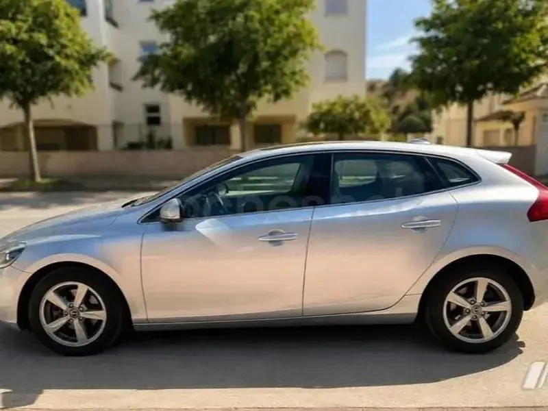 Usado Volvo V40 Momentum 150 CV (110 kW) 2015 Gris / plata Berlina