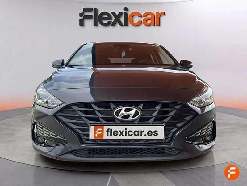 Usado Hyundai i30 111 CV (81 kW) 2022 Gris Berlina