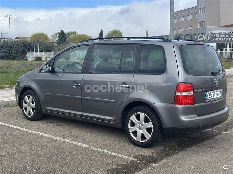Usado VW Touran 105 CV (77 kW) 2006 Gris / plata Monovolumen