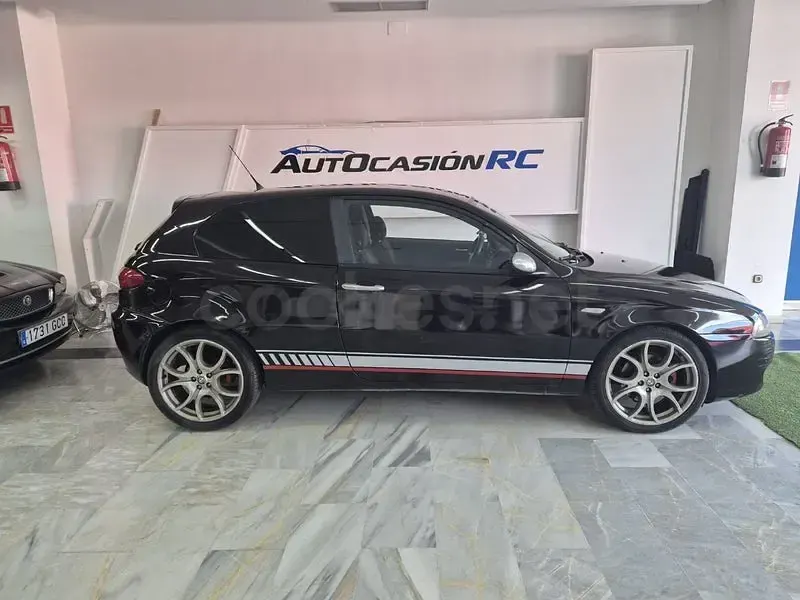 Usado Alfa Romeo 147 170 CV (125 kW) 2008 Violeta / lila Utilitario
