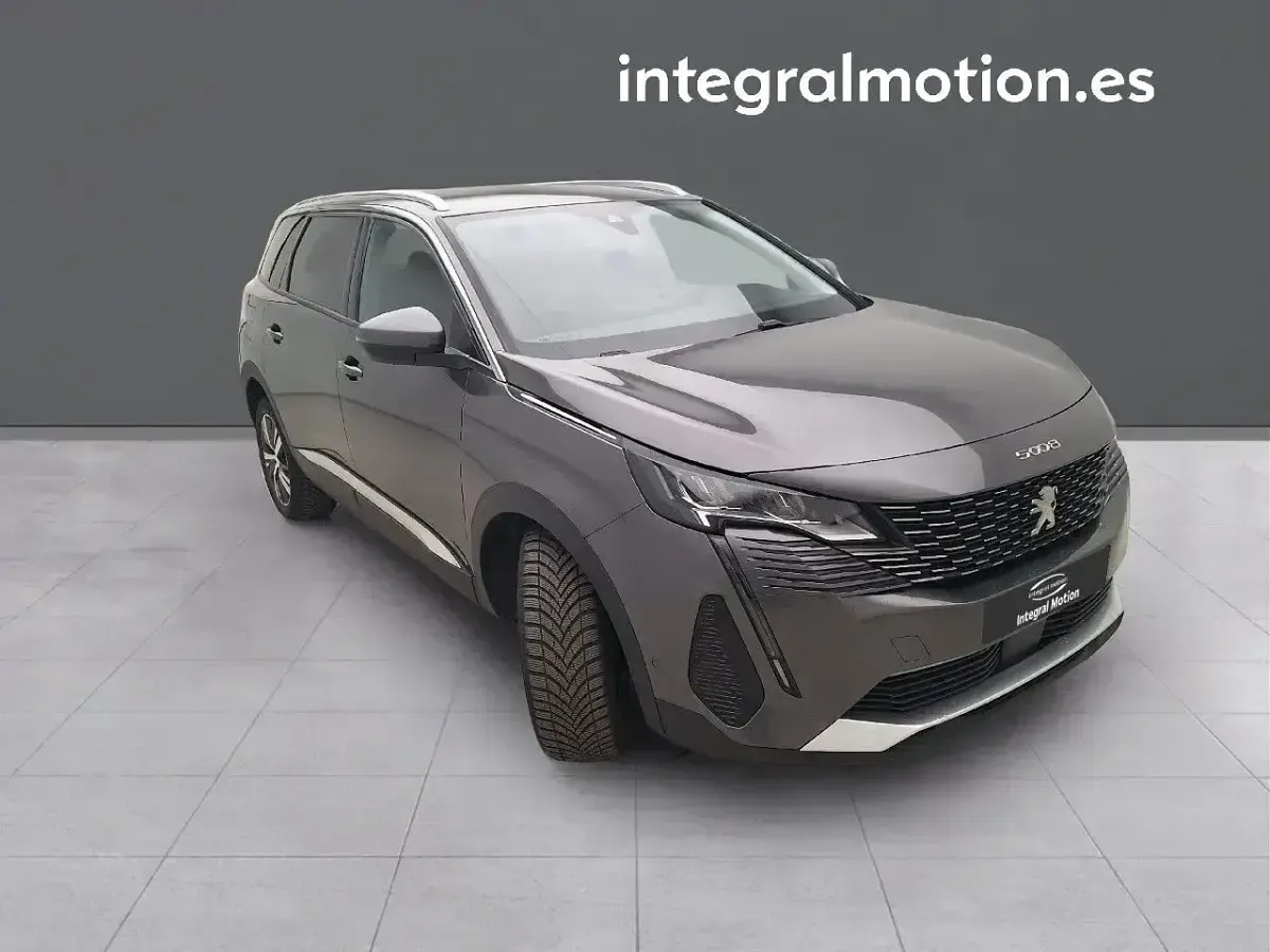 Usado Peugeot 5008 Allure 130 CV (95 kW) 2021 Gris SUV