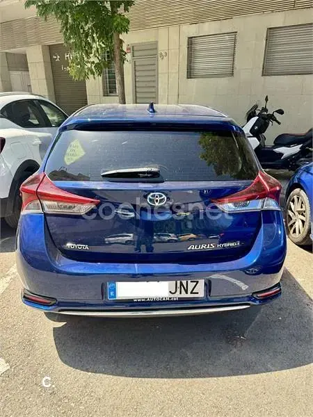 Usado Toyota Auris Hybrid 136 CV (100 kW) 2016 Azul Berlina