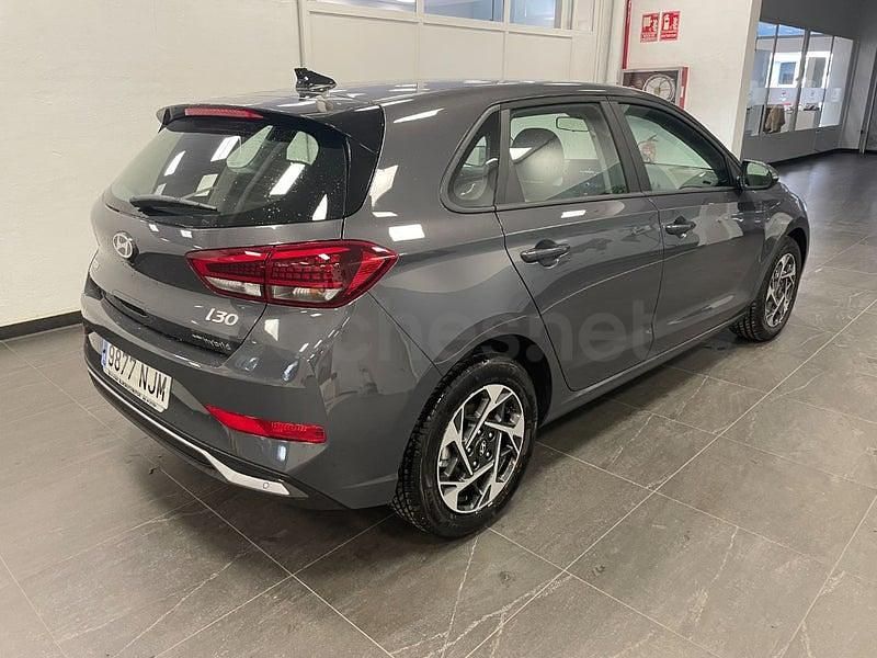 Nuevo Hyundai i30 100 CV (73 kW) 2025 Gris / plata Berlina