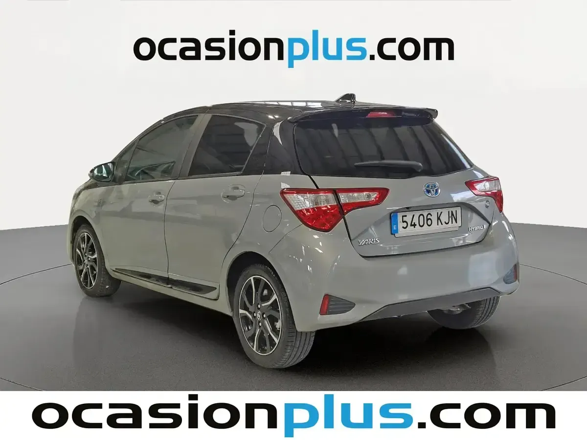 Usado Toyota Yaris Hybrid Advance 100 HP (73 kW) 2018 Cinzento