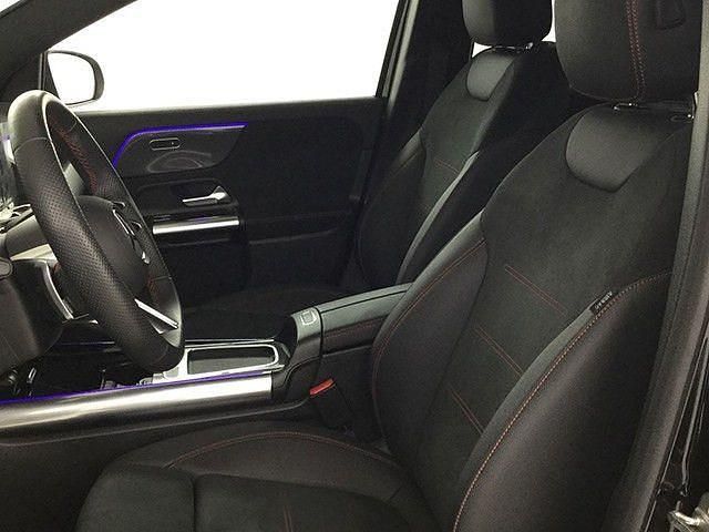 Usado Mercedes GLA200 AMG line 150 CV (110 kW) 2025 Plata hightech SUV