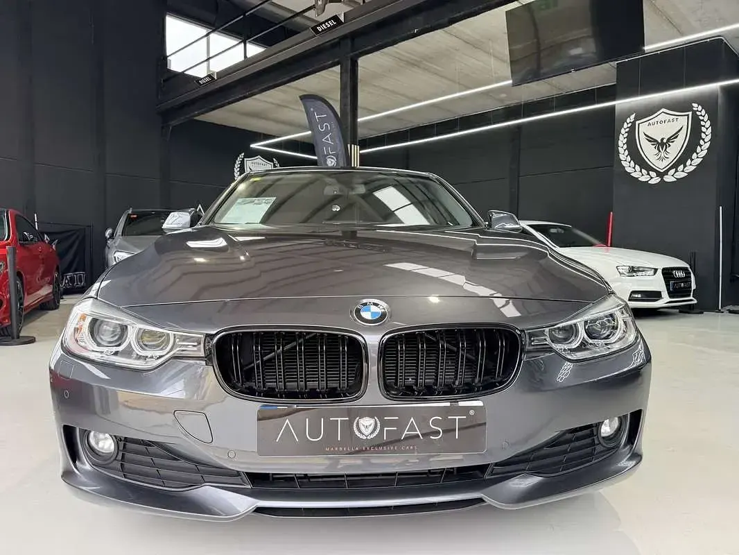Usado BMW 318 Comfort Edition 143 HP (105 kW) 2015 Cinzento Sedan