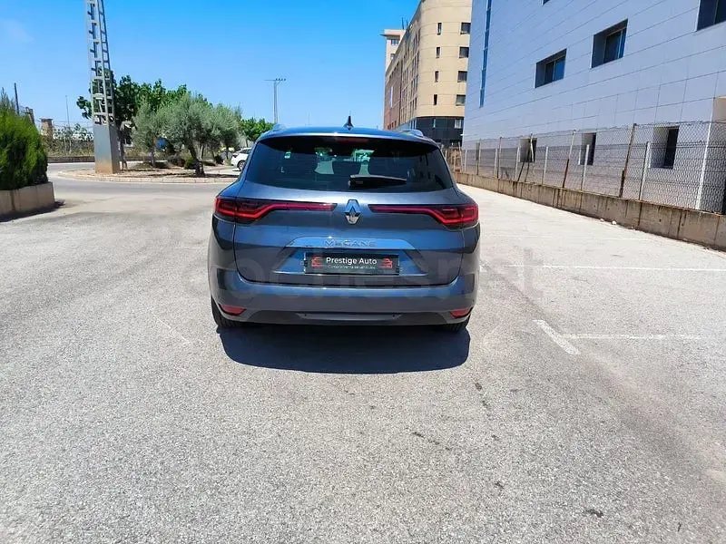 Usado Renault Mégane GrandTour Techno 140 CV (102 kW) 2024 Gris / plata Familiar