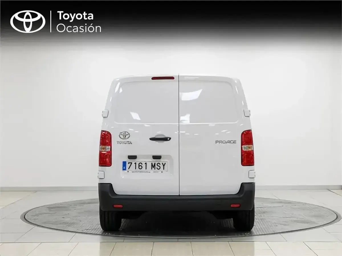 Usado Toyota Proace 102 CV (75 kW) 2024 Blanco Monovolumen