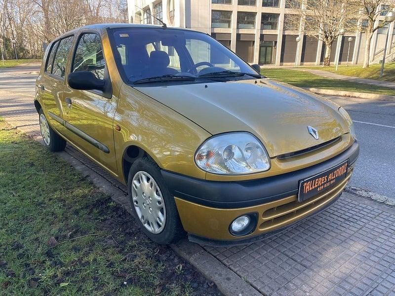 Usado Renault Clio II 60 CV (44 kW) 2001 Amarillo Berlina