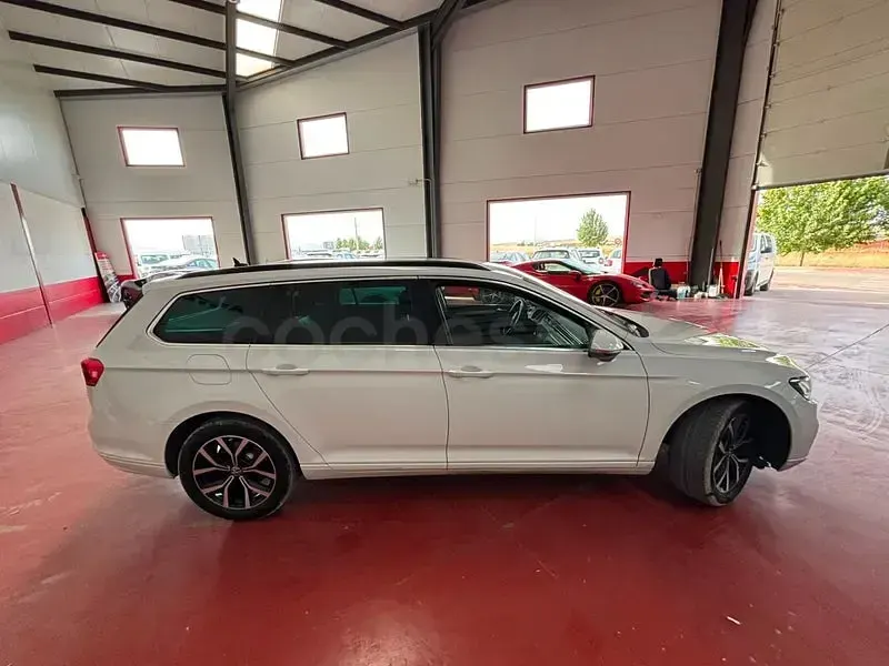Usado VW Passat Executive 150 CV (110 kW) 2022 Blanco Familiar