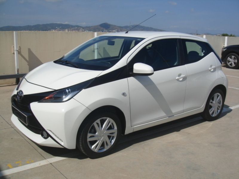 Blanco Usado 2015 Toyota Aygo X-play Utilitario | 9900 € (Precio justo) - Imagen 1/4