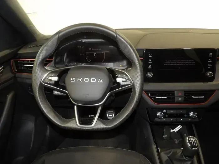 Usado Skoda Scala 115 CV (84 kW) 2026 Gris Utilitario