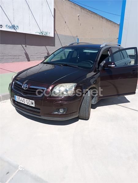 Usado Toyota Avensis Executive 150 CV (110 kW) 2008 Granate Familiar