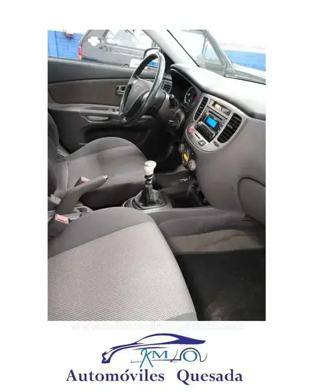 Usado Kia Rio 110 CV (80 kW) 2006 Gris Utilitario