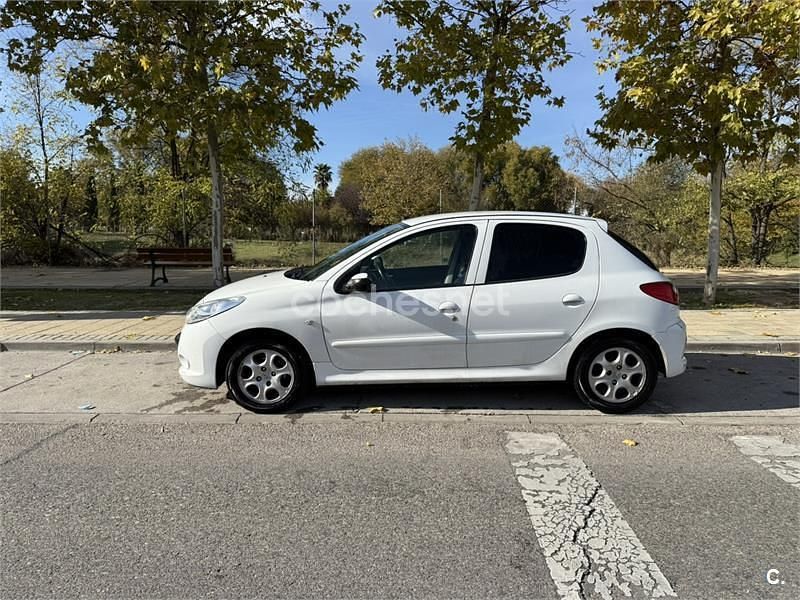 Usado Peugeot 206+ 70 CV (51 kW) 2010 Blanco Utilitario