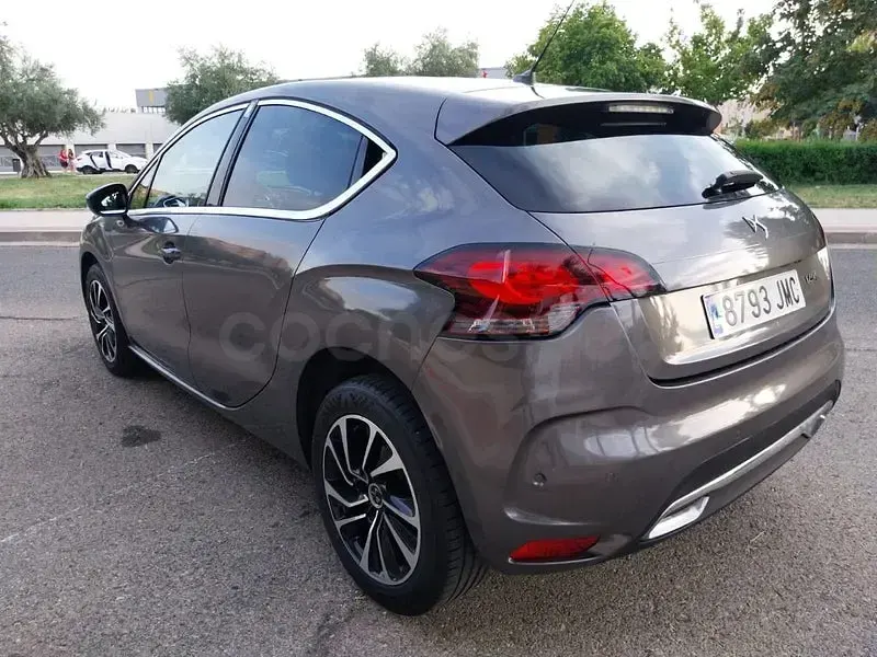 Usado DS Automobiles DS4 Style 120 CV (88 kW) 2016 Gris / plata Berlina