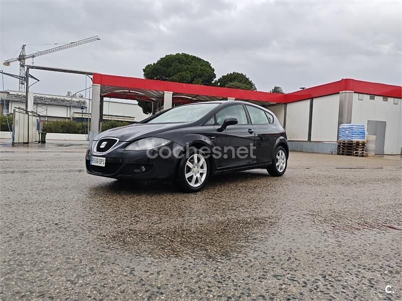 Usado Seat Leon Reference 140 CV (102 kW) 2005 Negro Utilitario