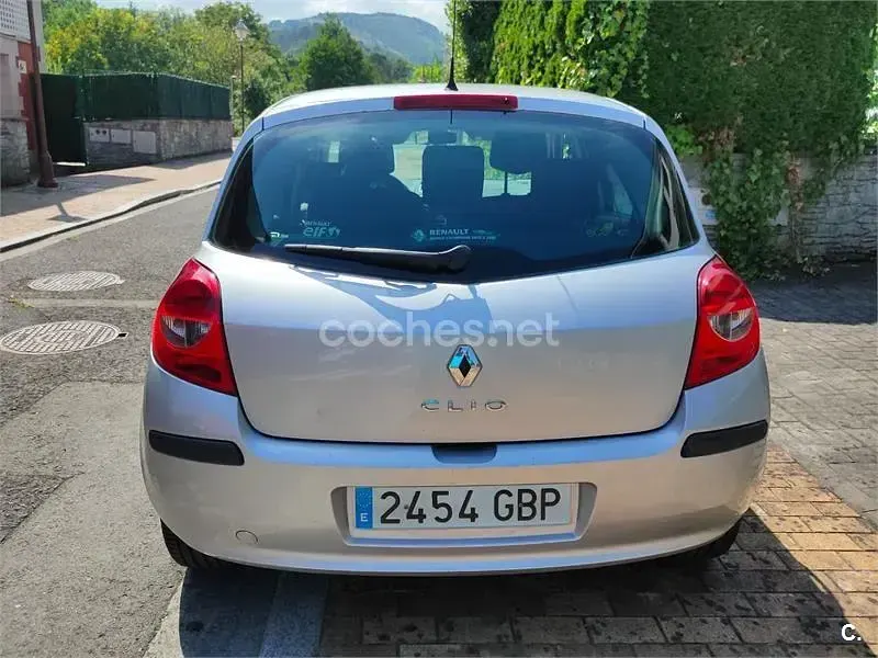 Usado Renault Clio II Dynamique 85 CV (62 kW) 2008 Gris / plata Berlina