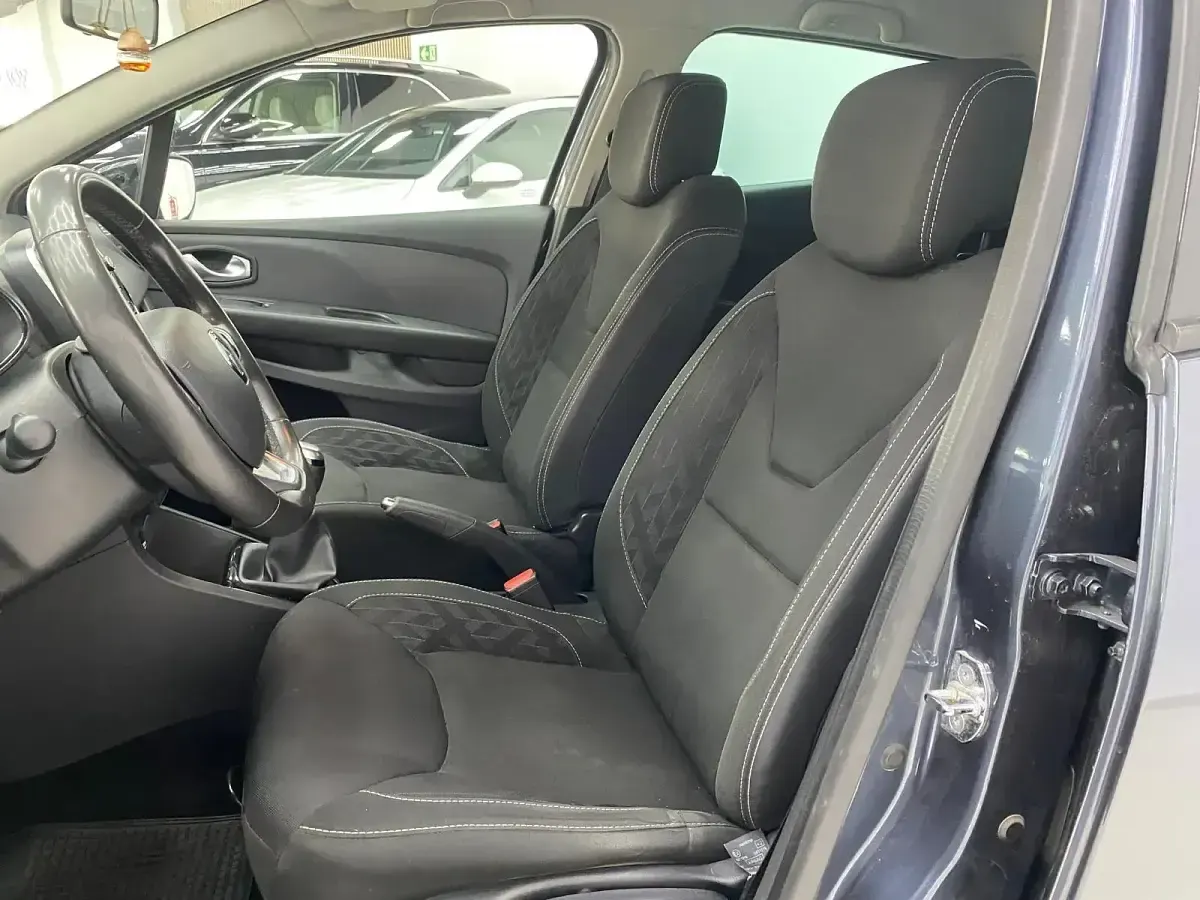 Usado Renault Clio IV LIMITED 90 CV (66 kW) 2019 Gris / plata Berlina