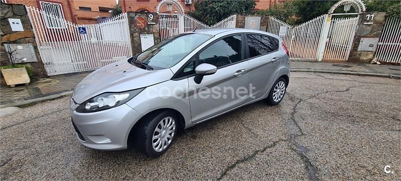Gris / plata Usado 2013 Ford Fiesta Trend Berlina | 3900 € (Buen precio) - Imagen 1/4