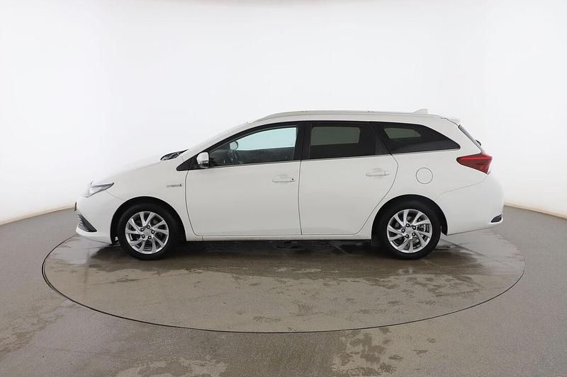Usado Toyota Auris Touring Sports Active 136 CV (100 kW) 2016 Blanco Familiar