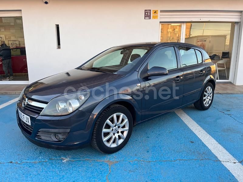Gris / plata Usado 2007 Opel Astra Cosmo Berlina | 4490 € (Precio justo) - Imagen 1/4