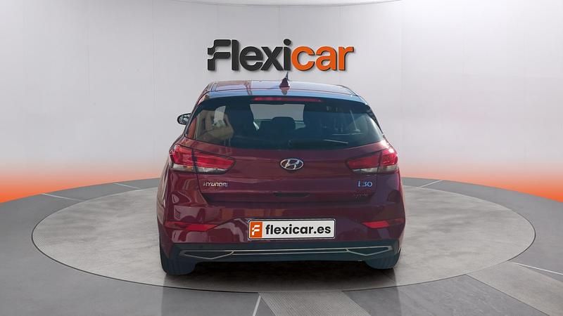 Usado Hyundai i30 120 CV (88 kW) 2022 Rojo Berlina