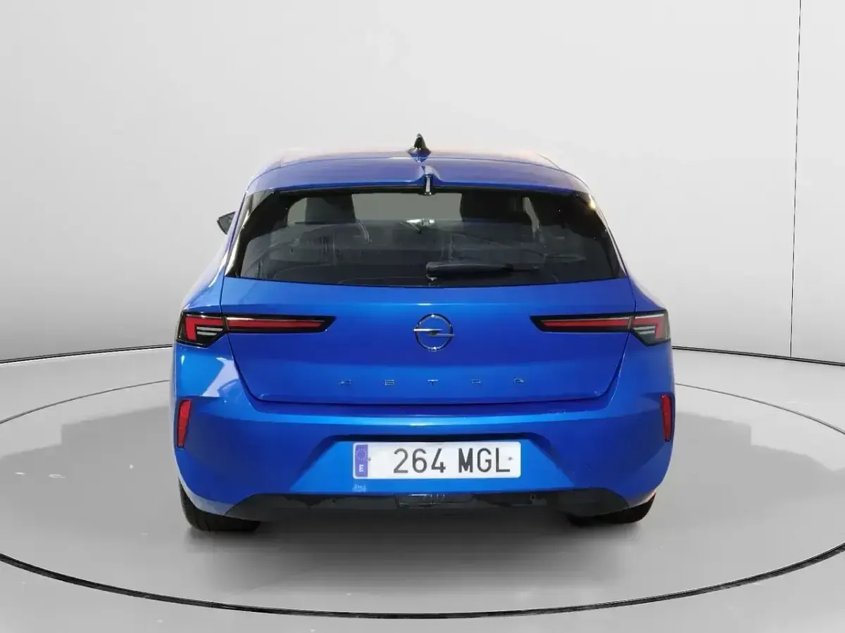 Usado Opel Astra Edition 130 CV (95 kW) 2023 Azul Berlina