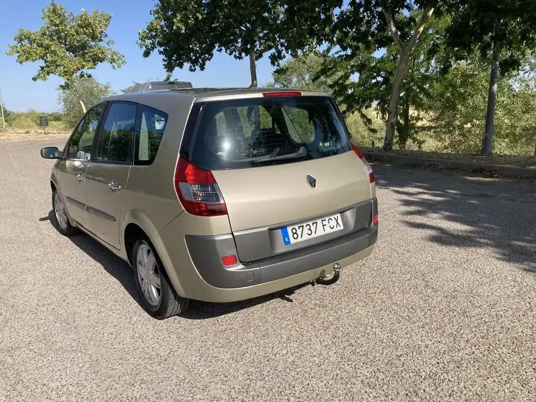 Usado Renault Grand Scénic II Dynamique 131 CV (96 kW) 2006 Gris Monovolumen
